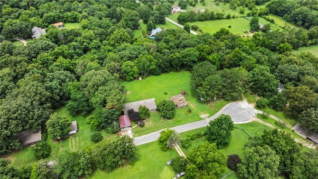 16195 Locust Lane, Fayetteville, AR 72704