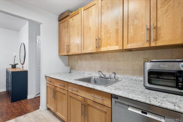 555 Central Park Avenue 109, Scarsdale, NY 10583