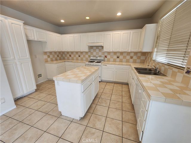 15752 Home Court, Fontana, CA 92336