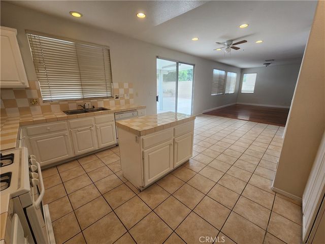 15752 Home Court, Fontana, CA 92336
