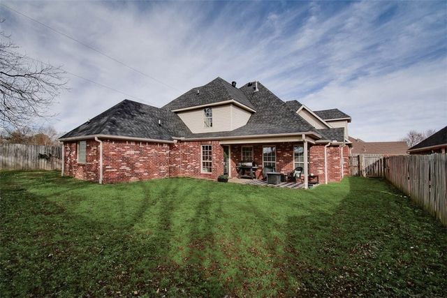 2200 S 18th Place, Rogers, AR 72758