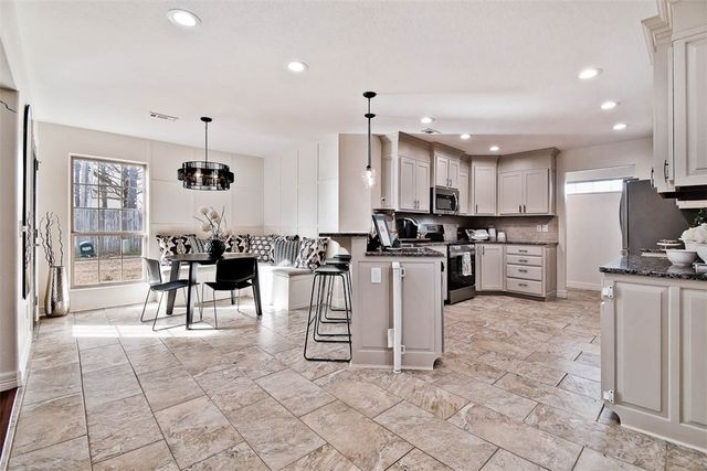 2200 S 18th Place, Rogers, AR 72758