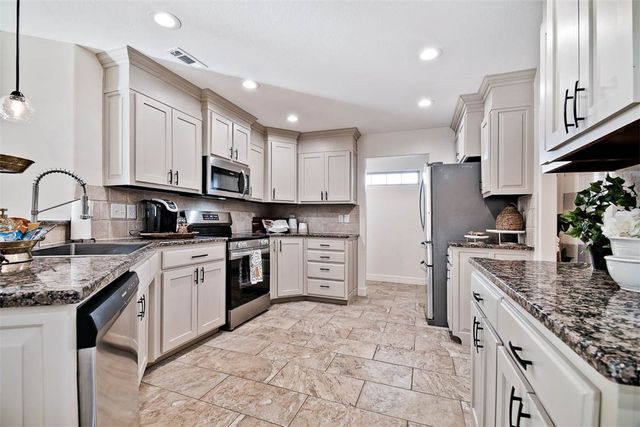 2200 S 18th Place, Rogers, AR 72758