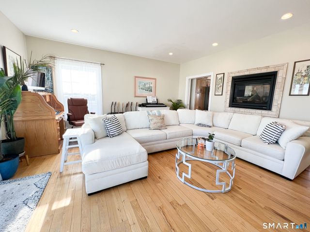 712 East Broadway, Milford, CT 06460