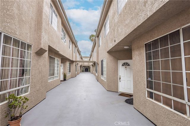 18347 Saticoy Street 35, Reseda, CA 91335