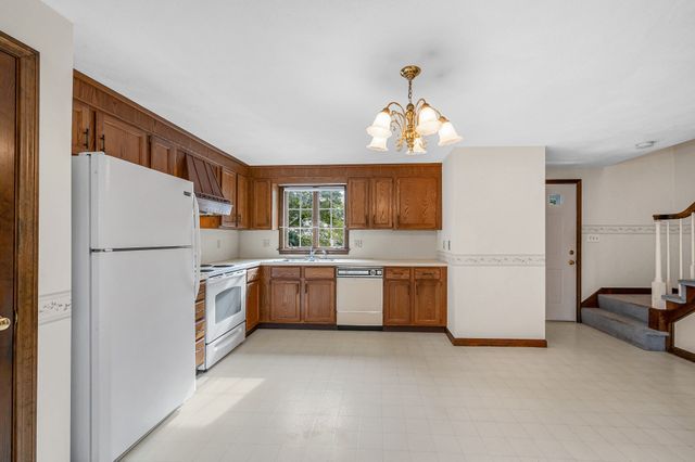 25 Oak St D, Methuen, MA 01844