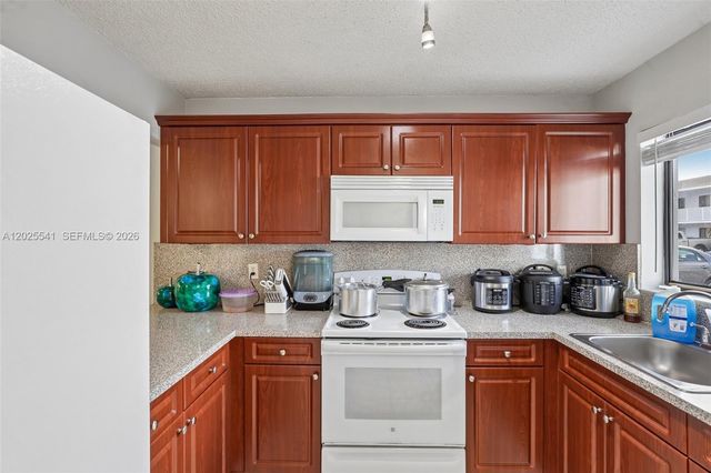 6041 W 24th Avenue B103, Hialeah, FL 33016