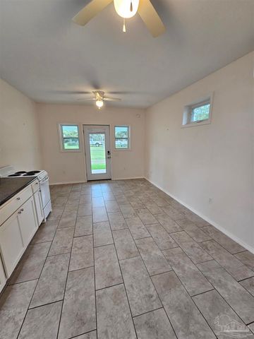 9775 N Loop Rd APT 1, Pensacola, FL 32507