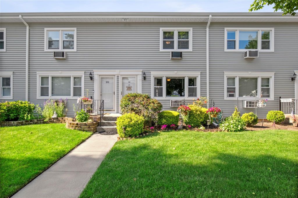 103 Finch Lane 103, Islip, NY 11751