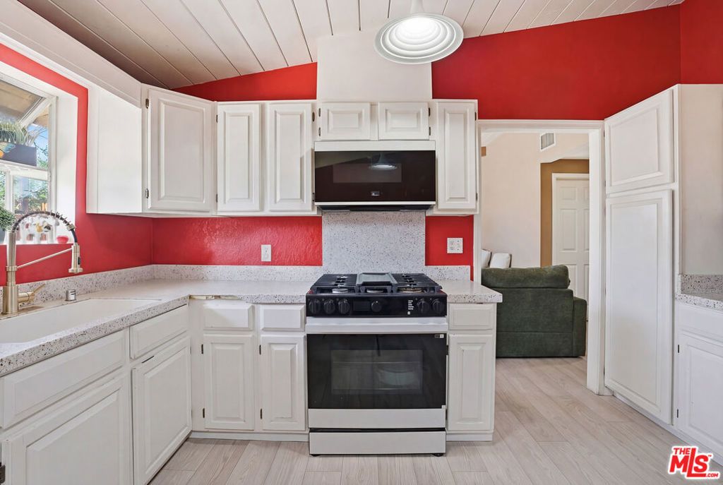 Image 10 of property listing at 15708 Horace Street, Granada Hills, CA 91344