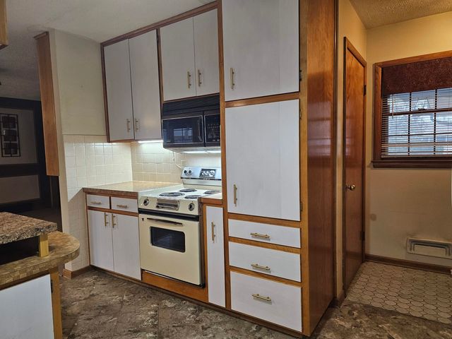 1018 Mellinger Dr, Salina, KS 67401