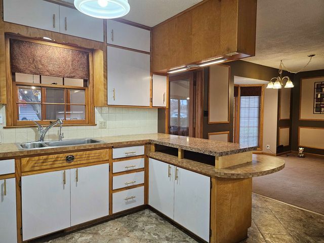 1018 Mellinger Dr, Salina, KS 67401