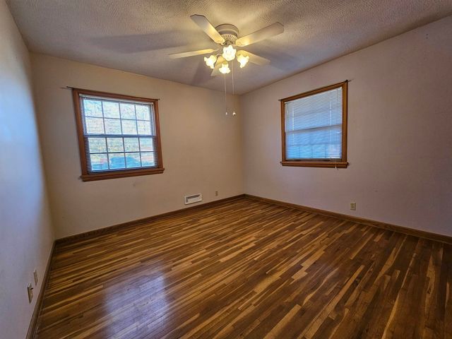 1018 Mellinger Dr, Salina, KS 67401