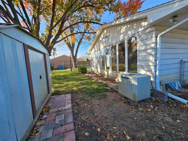 1018 Mellinger Dr, Salina, KS 67401