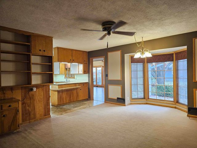 1018 Mellinger Dr, Salina, KS 67401