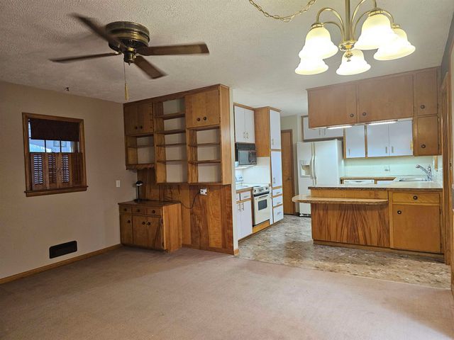 1018 Mellinger Dr, Salina, KS 67401