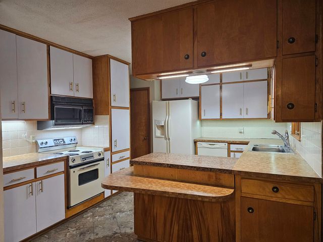 1018 Mellinger Dr, Salina, KS 67401