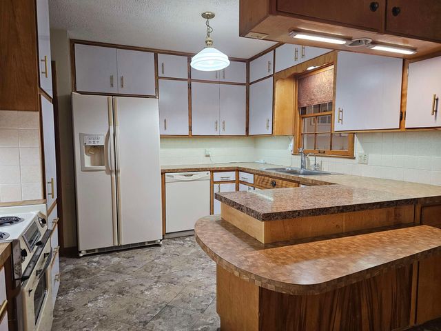 1018 Mellinger Dr, Salina, KS 67401