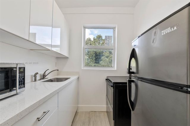 1051 NW 2nd St 12, Miami, FL 33128