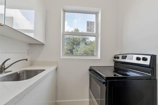 1051 NW 2nd St 12, Miami, FL 33128