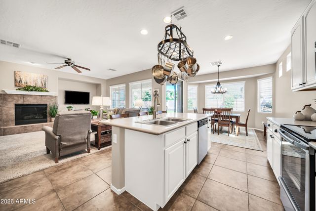 2214 W HEDGEHOG Place, Phoenix, AZ 85085