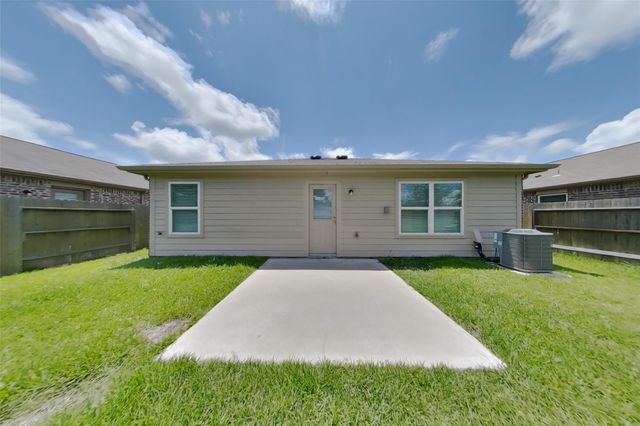 829 Painted Bison Drive, La Marque, TX 77568