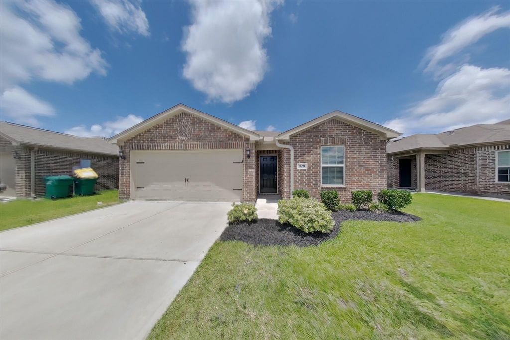 829 Painted Bison Drive, La Marque, TX 77568