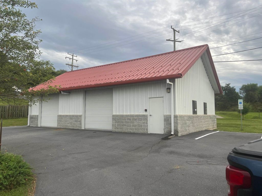 400 N DELPHINE AVE, Waynesboro, VA 22980