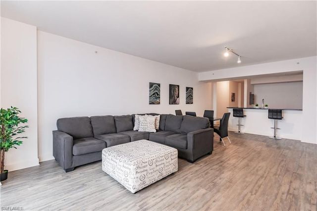 3000 Oasis Grand BLVD 2004, Fort Myers, FL 33916