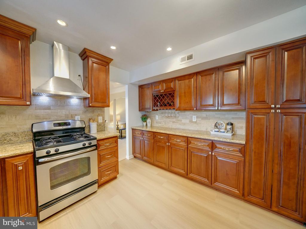 Image 16 of property listing at 2813 CABIN CREEK DR, Burtonsville, MD 20866