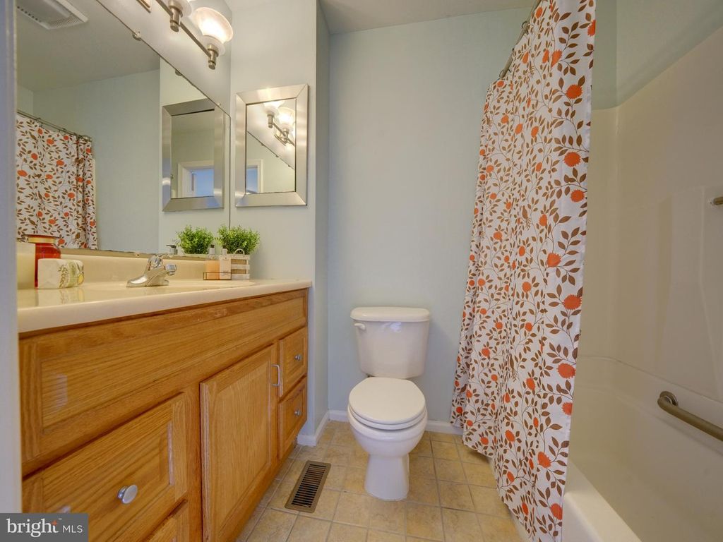 Image 75 of property listing at 2813 CABIN CREEK DR, Burtonsville, MD 20866