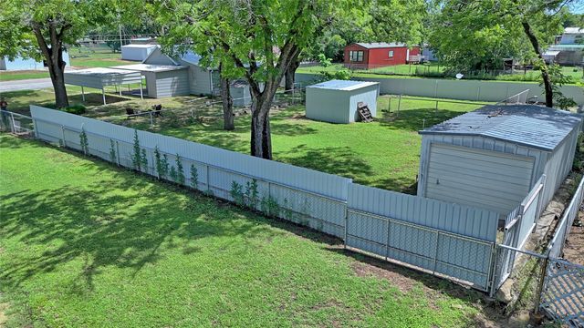 411 W Pine Street, Nocona, TX 76255