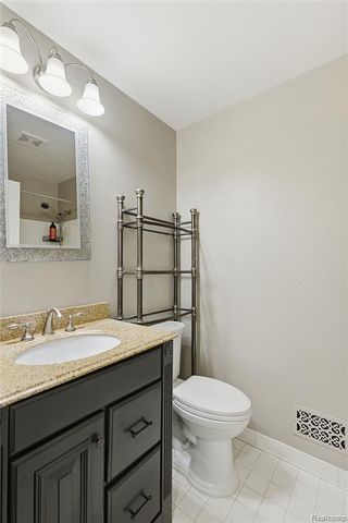 7154 Westchester, West Bloomfield, MI 48322