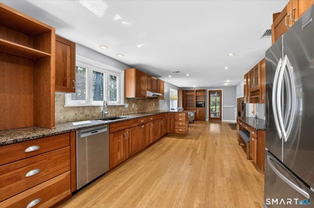 22 Fox Den Road, Simsbury, CT 06092