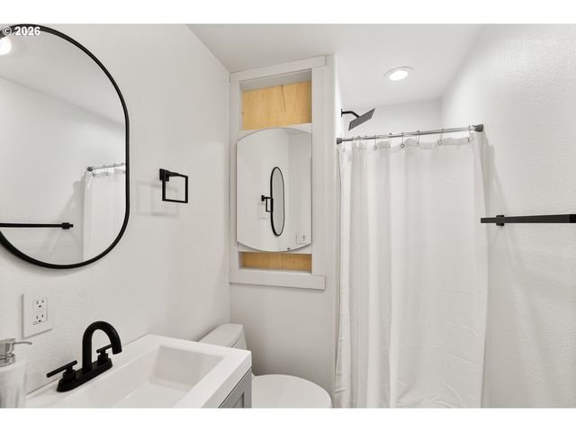 12119 Se HENDERSON Dr, Portland, OR 97266