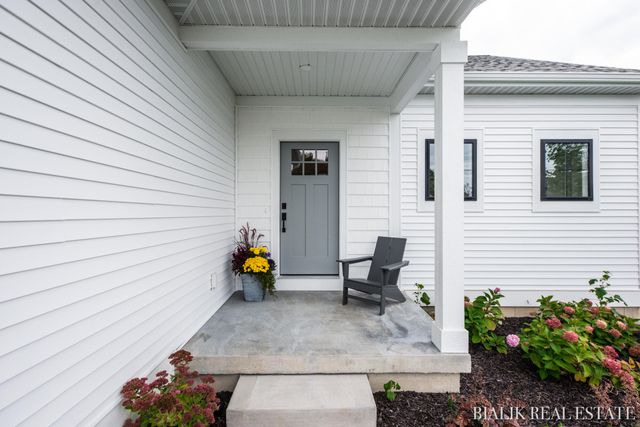 594 Sun Vale Lane, Grandville, MI 49418