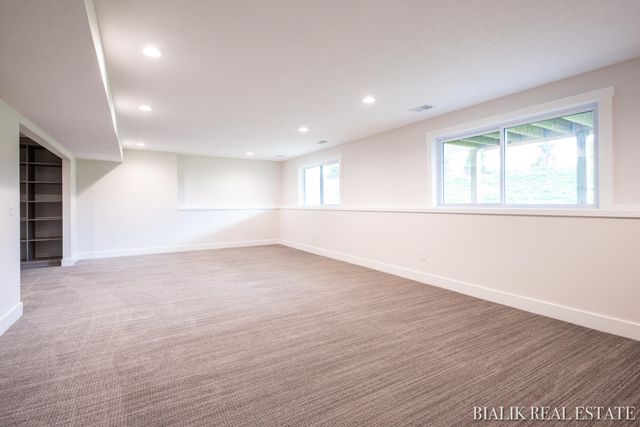 594 Sun Vale Lane, Grandville, MI 49418