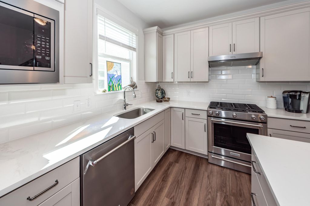 Image 10 of property listing at 350 Dahlia Row Drive, Summerville, SC 29486