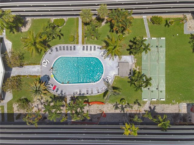 180 NE 12th Avenue 18, Hallandale Beach, FL 33009
