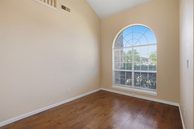 1136 Breezewood Drive, Lewisville, TX 75077