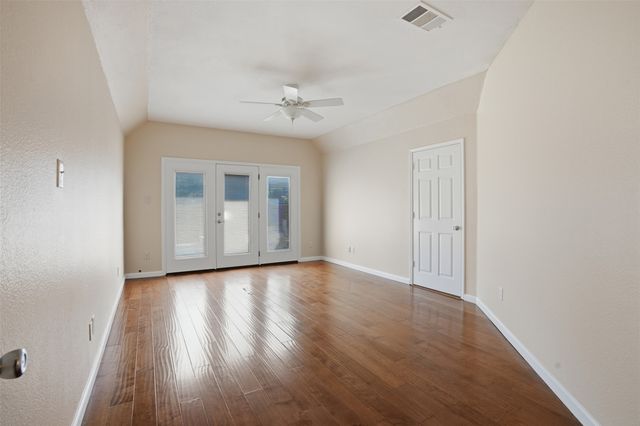 1136 Breezewood Drive, Lewisville, TX 75077