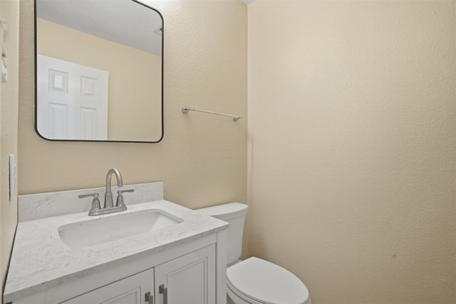1136 Breezewood Drive, Lewisville, TX 75077