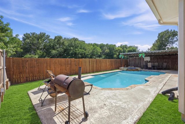 1136 Breezewood Drive, Lewisville, TX 75077