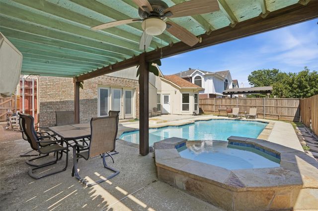 1136 Breezewood Drive, Lewisville, TX 75077