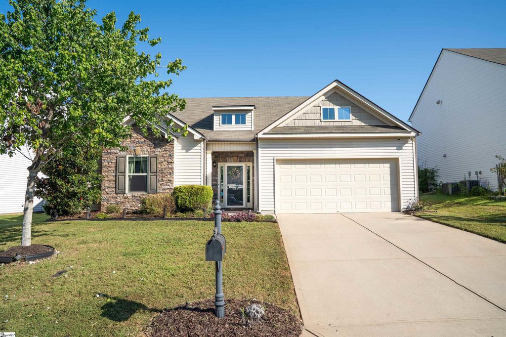 454 Wolfbend Road, Woodruff, SC 29388
