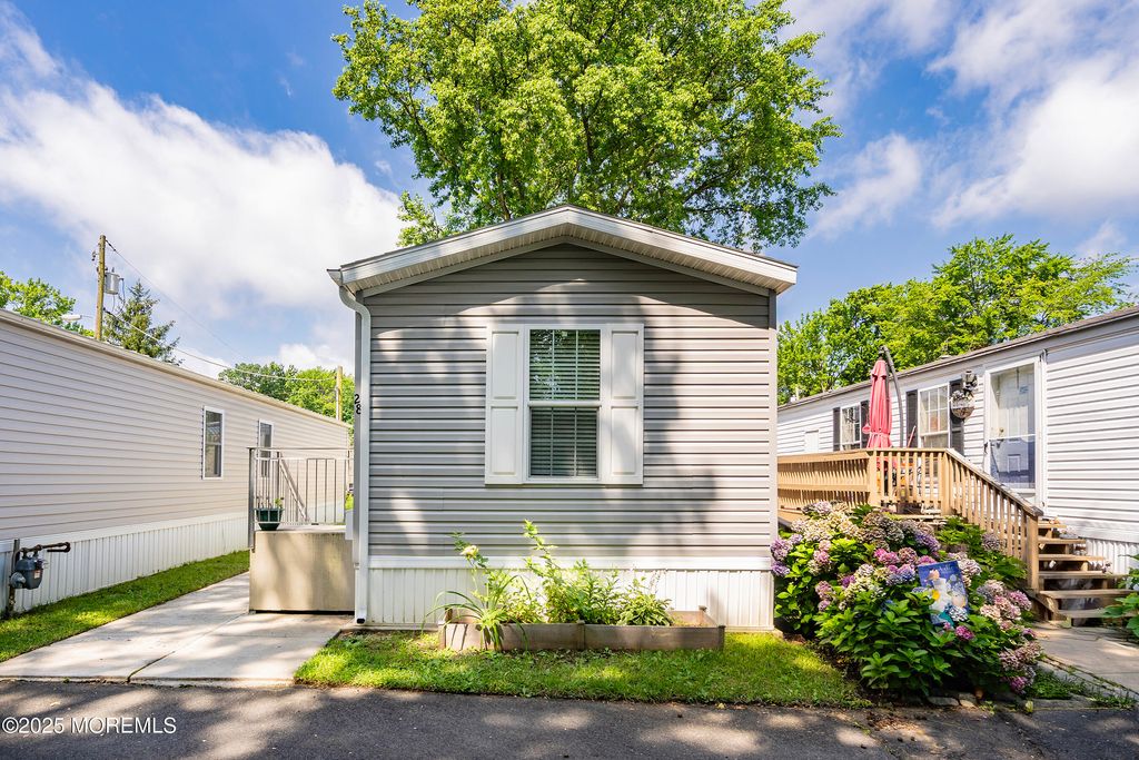 28 Sams Court, Hazlet, NJ 07730