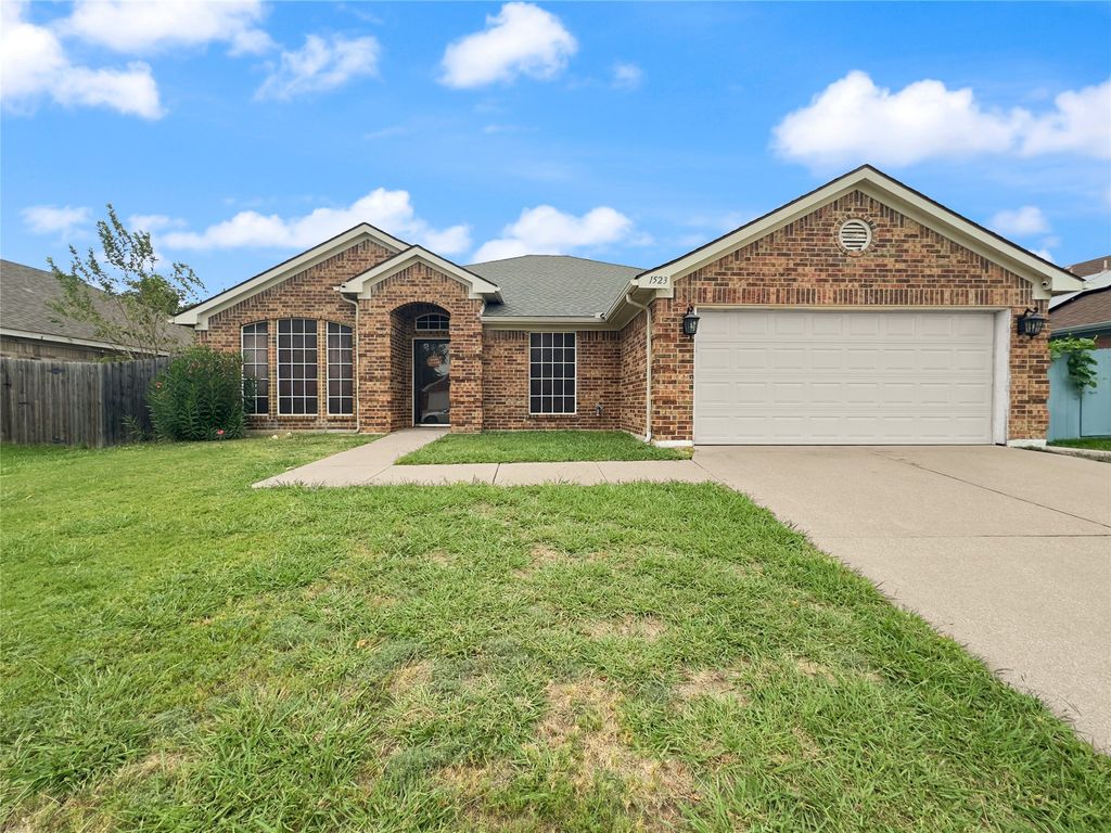 1523 Wolf Creek Drive, Arlington, TX 76018