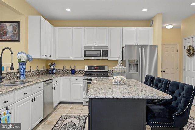 2 HUMMINGBIRD LN, Newark, DE 19711