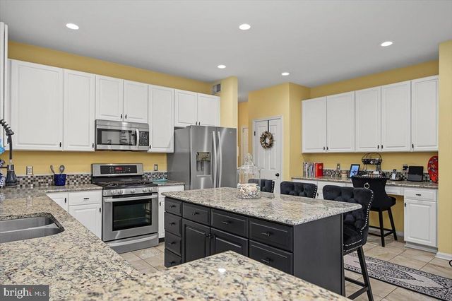 2 HUMMINGBIRD LN, Newark, DE 19711