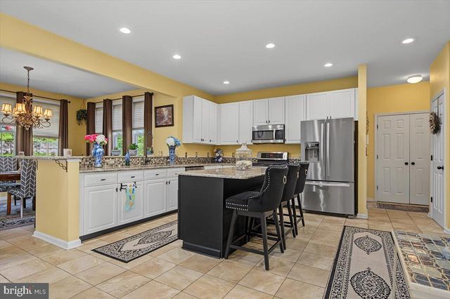 2 HUMMINGBIRD LN, Newark, DE 19711